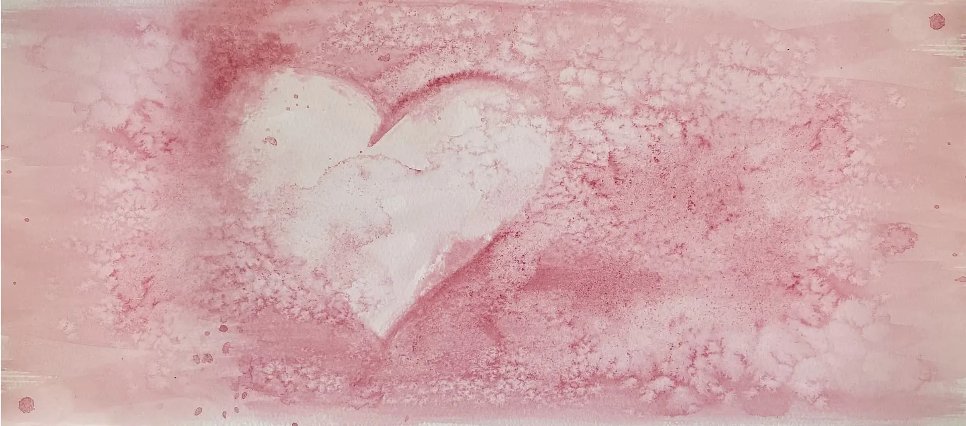 Rotes Aquarellbild mit großem Herz in der Mitte, umgeben von weichen Farbstrukturen in Rosa und Rot.