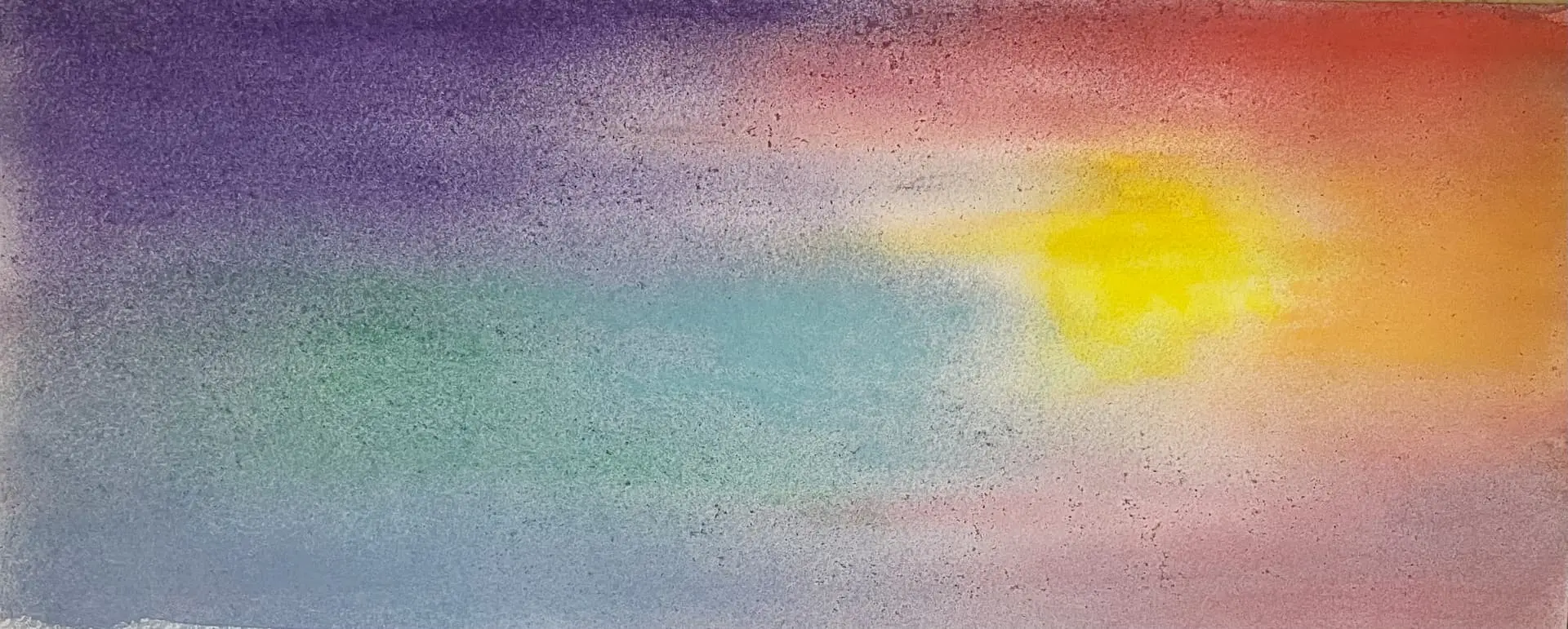 Aquarellmalerei mit gelber Sonne links und weichem Farbverlauf in Rot, Blau, Grün und Violett über den Himmel.