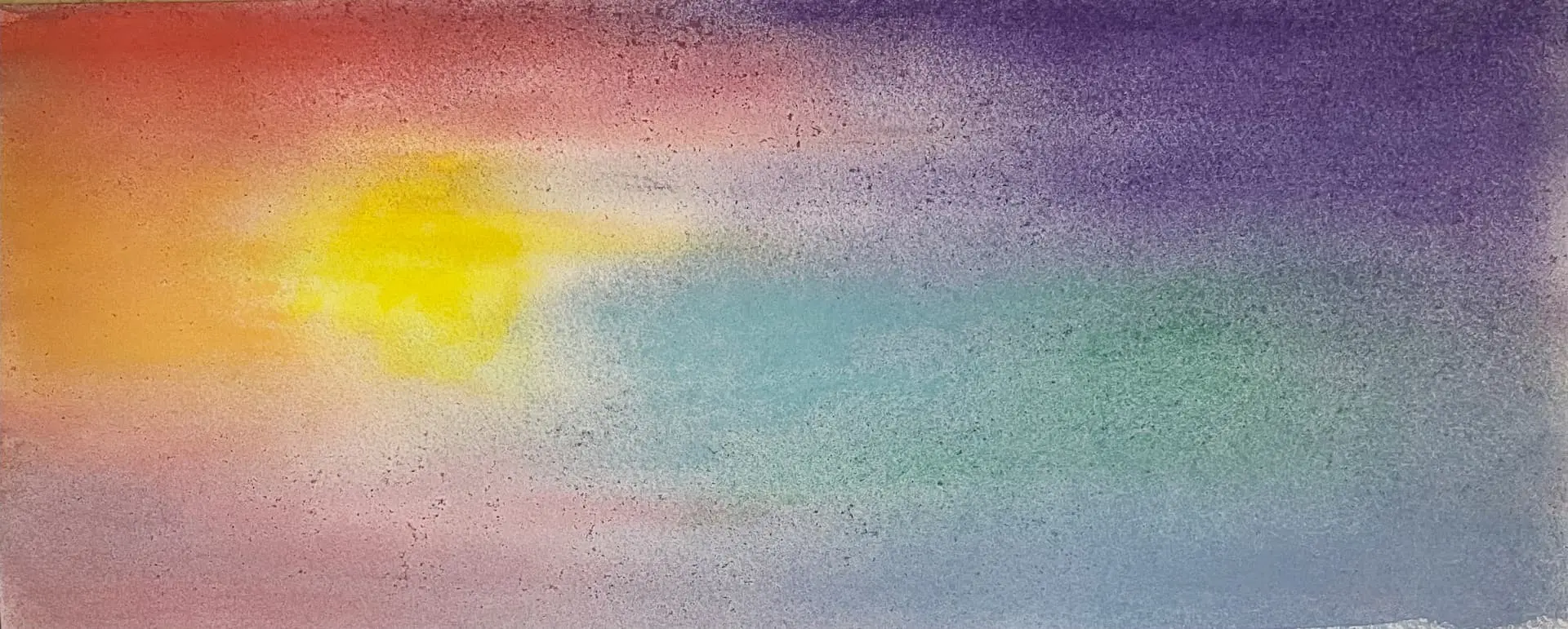 Aquarellmalerei mit gelber Sonne links und weichem Farbverlauf in Rot, Blau, Grün und Violett über den Himmel.